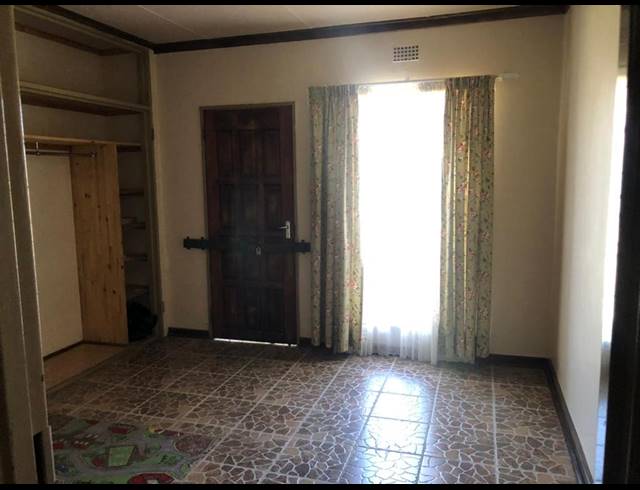 4 BEDROOM HOUSE TO LET IN LAMONT PARK